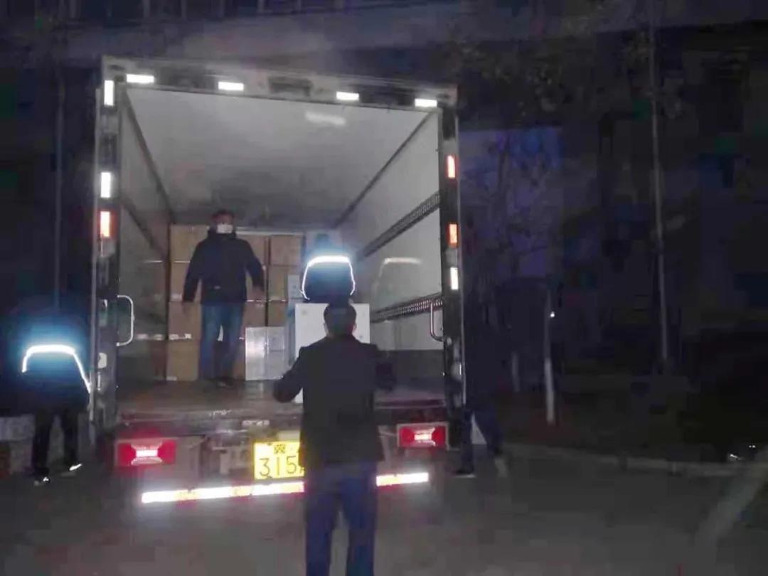 這樣深夜連續作業,已堅持了多日